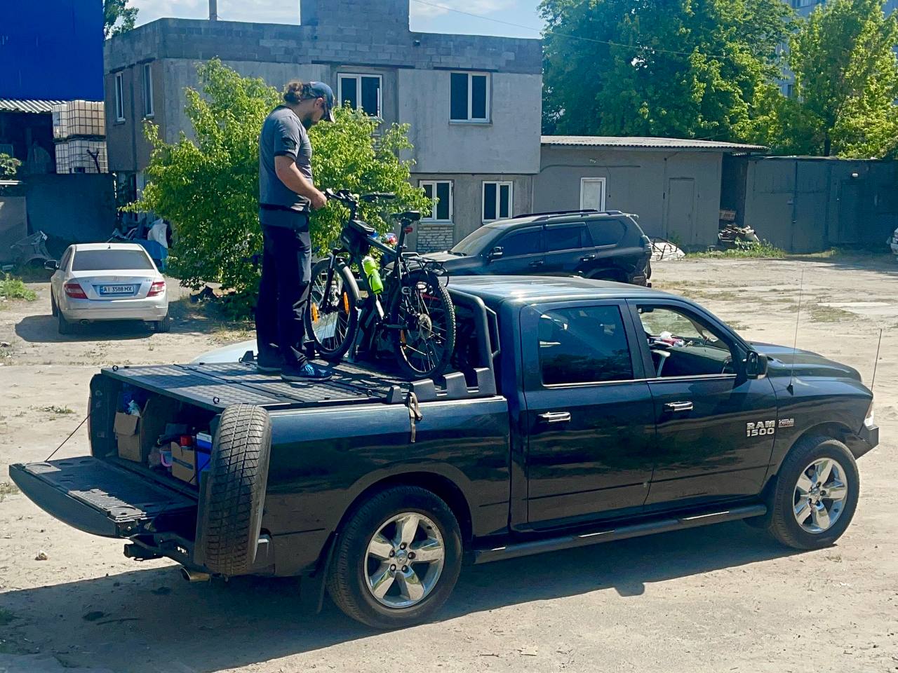 Three-section folding power pickup truck body cover