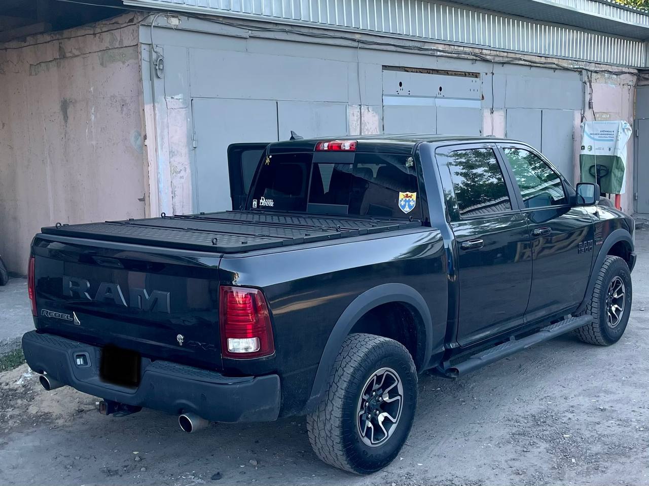 Three-section folding power pickup truck body cover