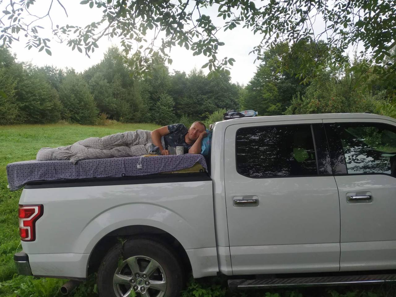 Three-section folding power pickup truck body cover