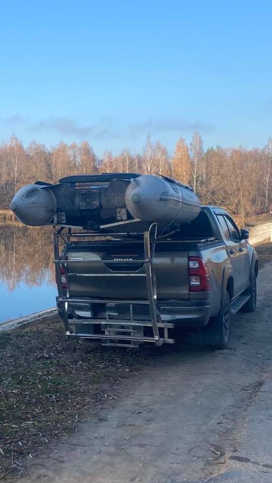 Three-section folding power pickup truck body cover
