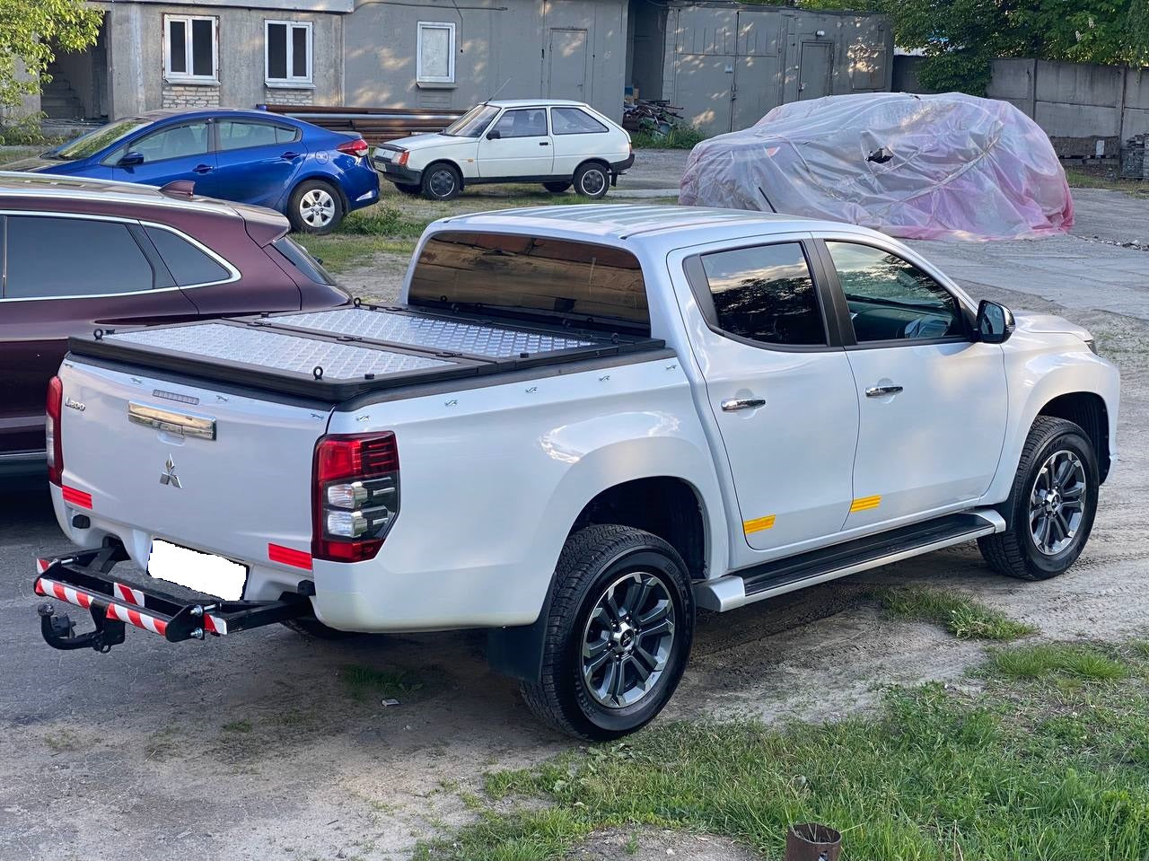 Two-section folding power pickup truck body cover