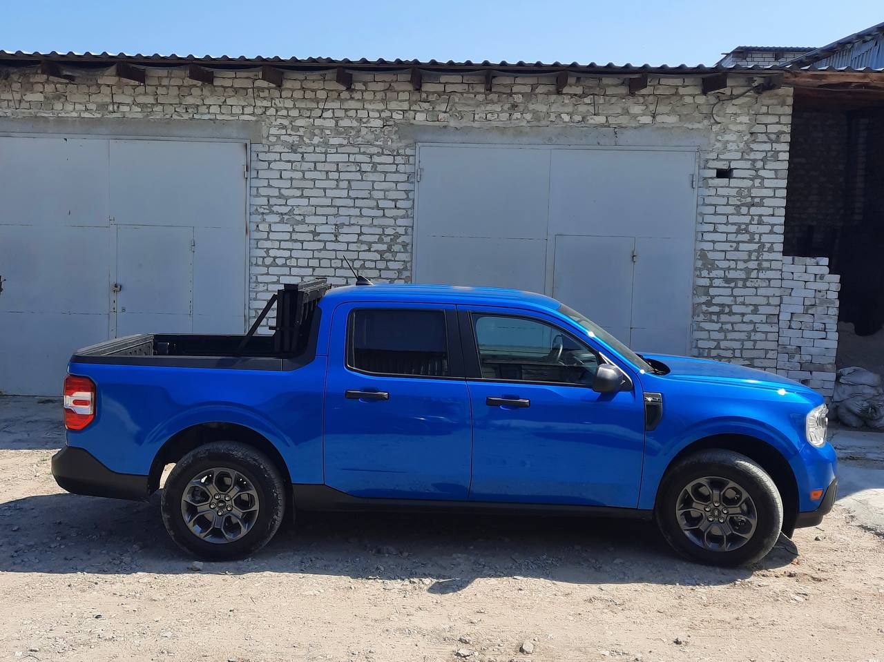 Three-section folding power pickup truck body cover